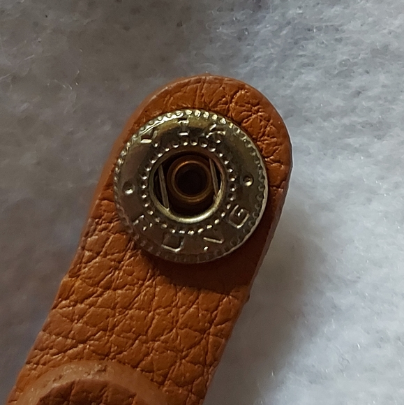 Yik Fung genuine leather clasp bracelet with gold accent - Picture 6 of 7